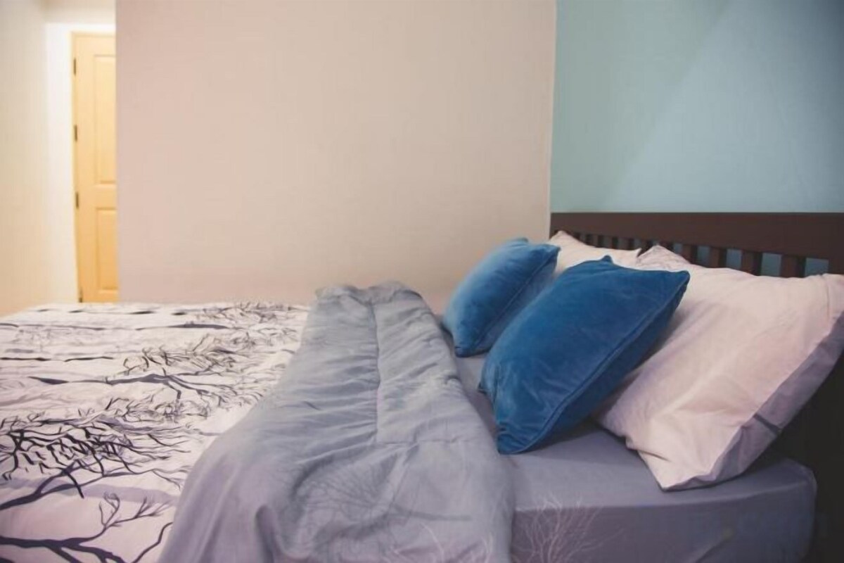 Desk, rollaway beds (surcharge), WiFi (free), bed sheets