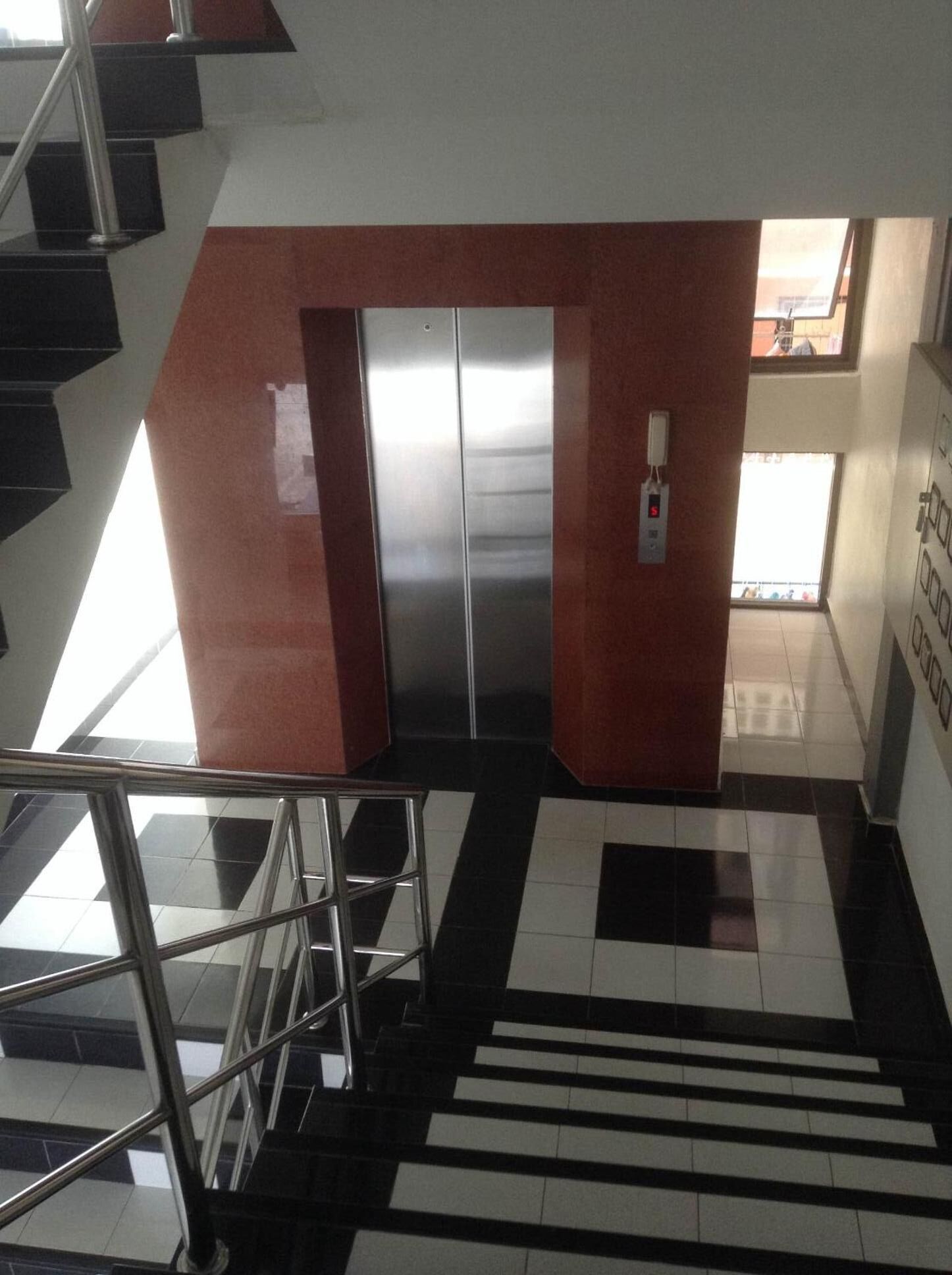 المنشأة من الداخل