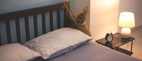 Een bureau, extra bedden (toeslag), gratis wifi, beddengoed