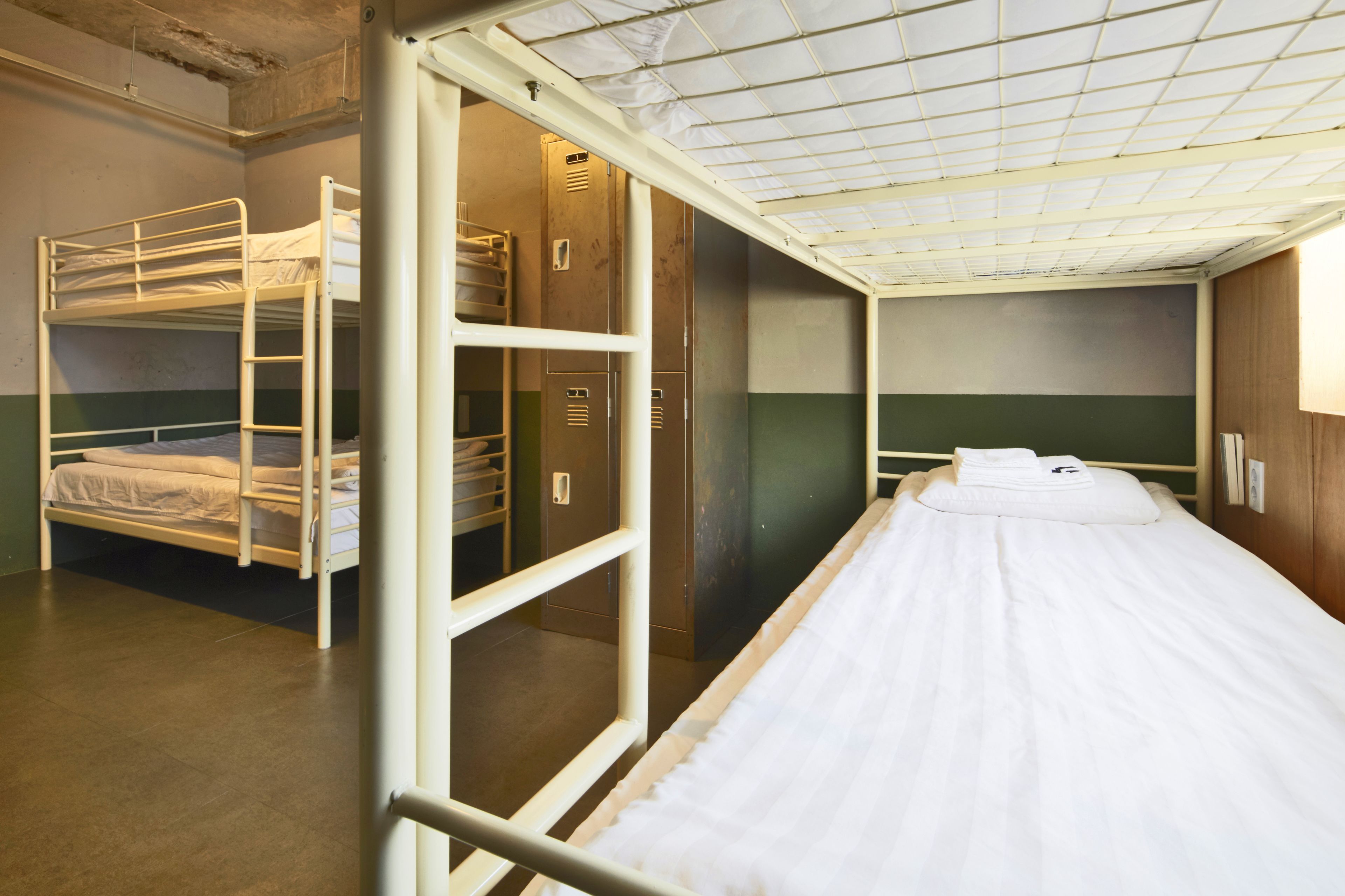 Un dormitorio con literas, un armario y una cama individual.