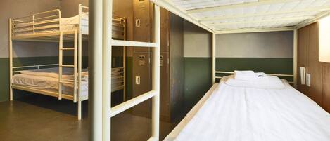 Un dormitorio con literas, un armario y una cama individual.