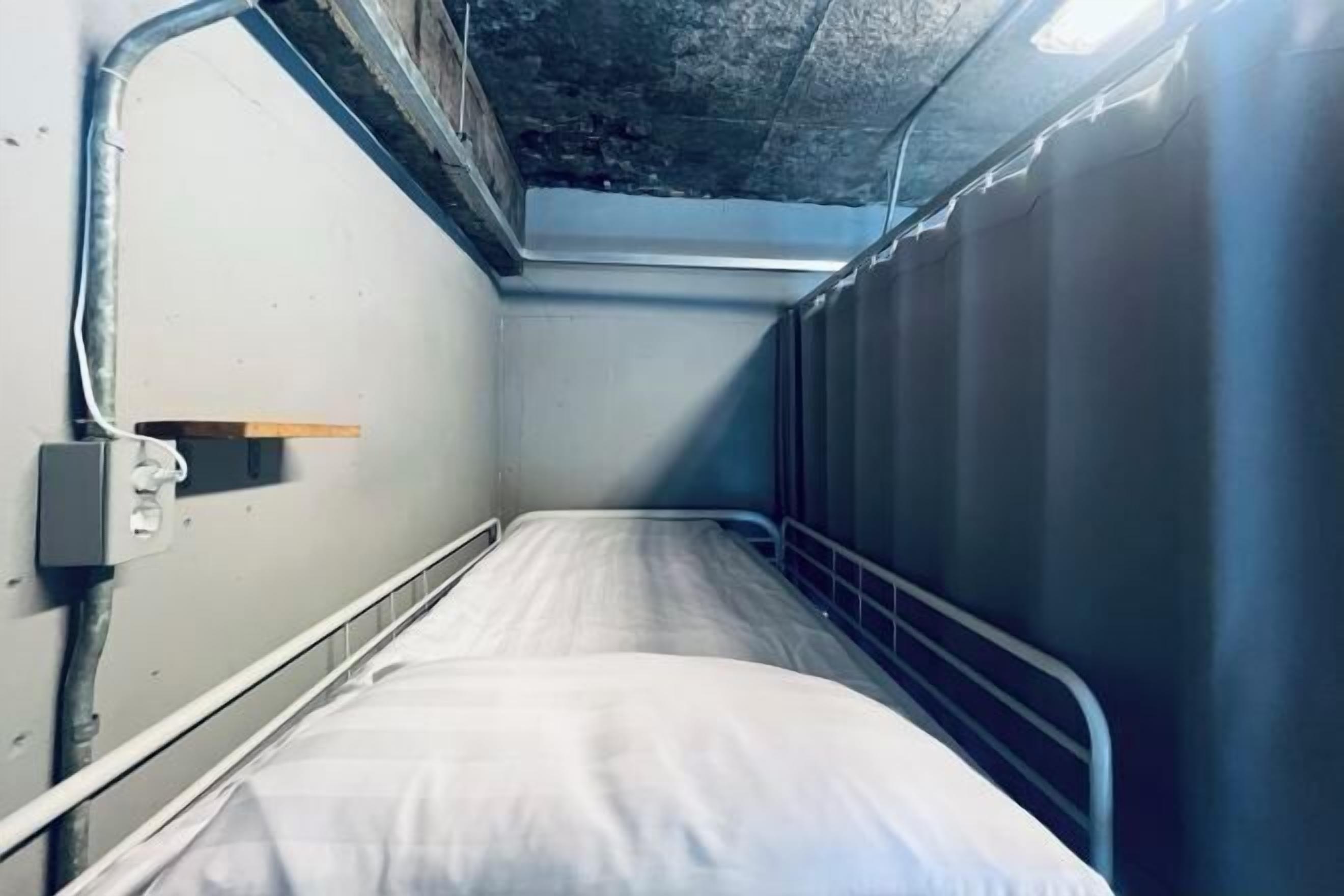 Literie hypoallergénique, surmatelas, coffres-forts dans les chambres