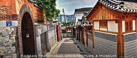 Un pueblo coreano tradicional con callejones estrechos, edificios de madera y cielo despejado.