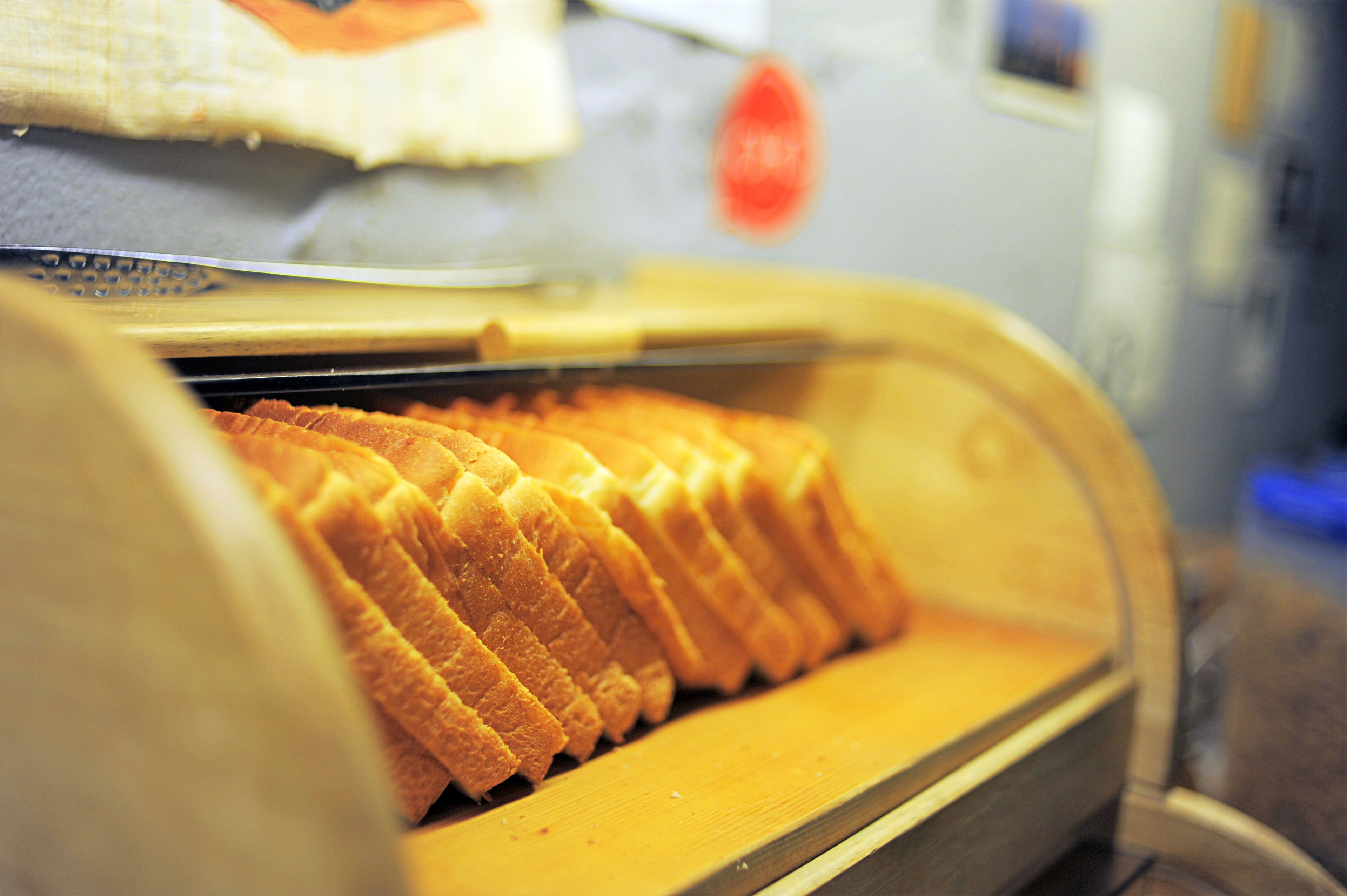 Un expositor de pan con rebanadas.