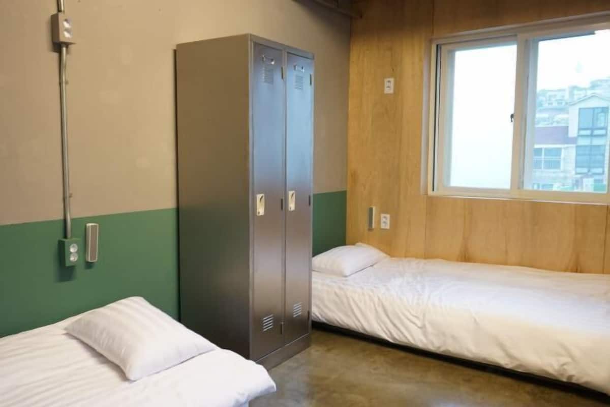 Literie hypoallergénique, surmatelas, coffres-forts dans les chambres