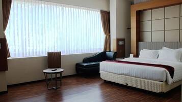 Executive Room | Living room | Flat-screen TV