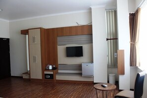 Desk, rollaway beds, free WiFi