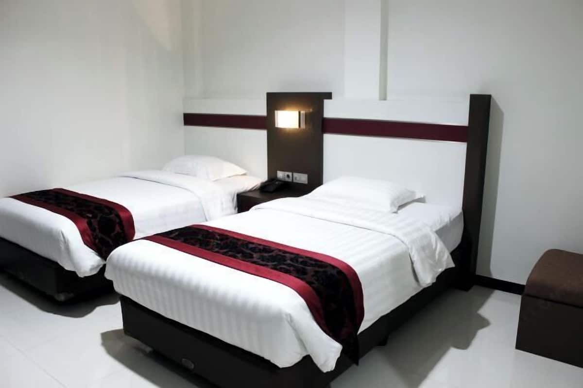 Desk, rollaway beds, free WiFi