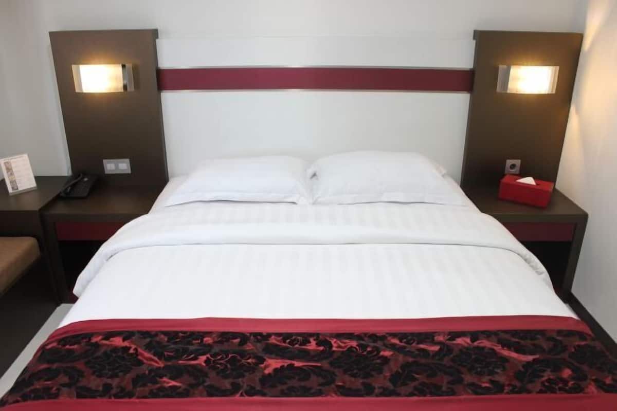 Desk, rollaway beds, free WiFi