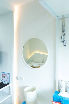 Free minibar, in-room safe, individually decorated, desk - Bed by Boat Hotel & Apartment (Nonthaburi)