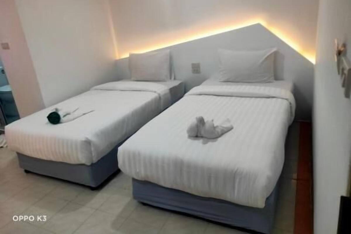 Artículos del minibar gratis y caja de seguridad en la habitación