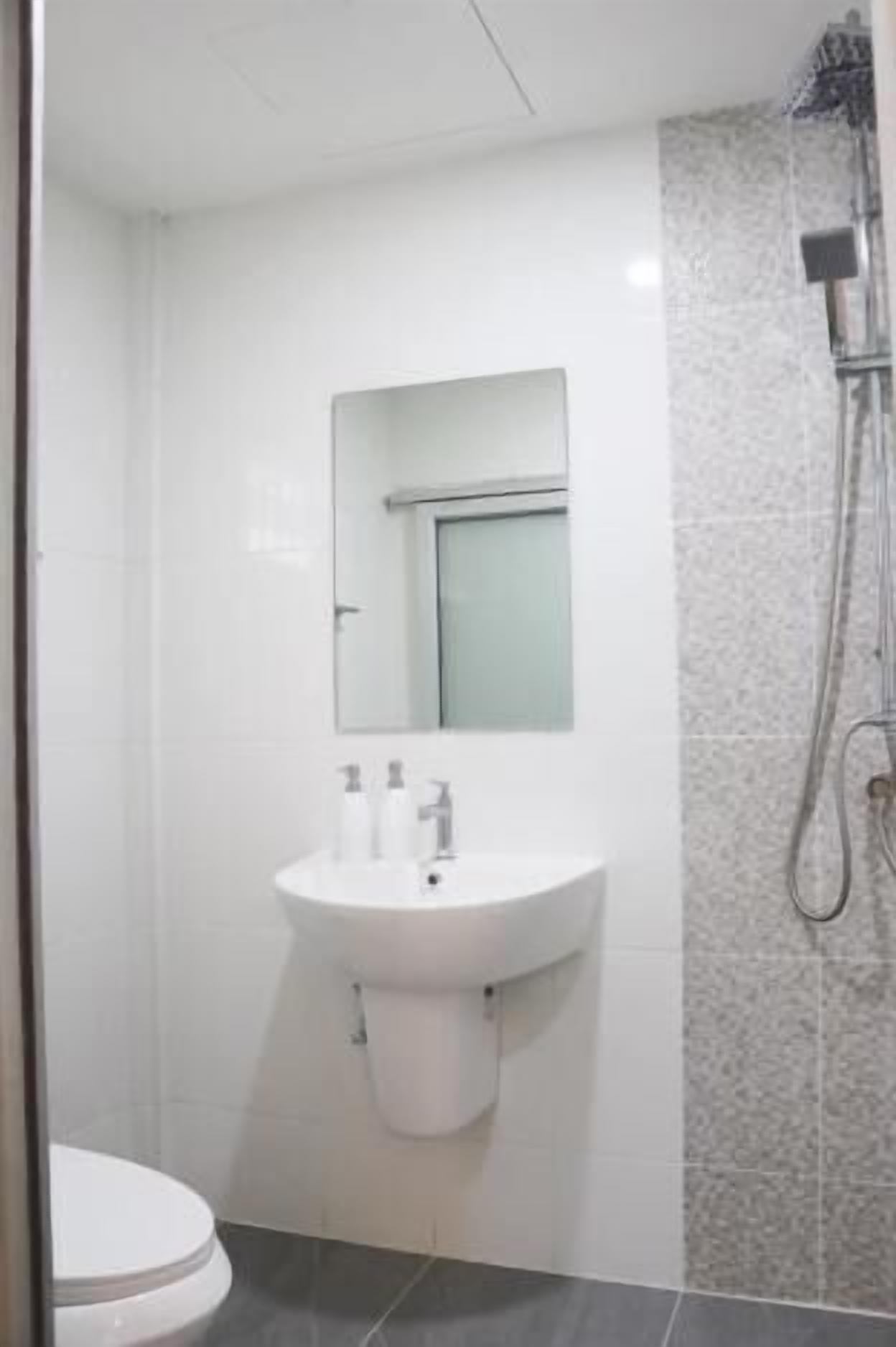 Badezimmer | Dusche, kostenlose Toilettenartikel, Haartrockner, Handtücher