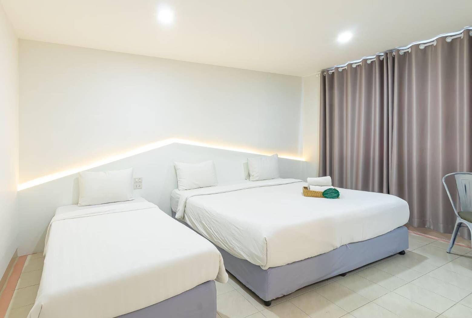 Kostenlose Minibar, Zimmersafe, individuell dekoriert, Schreibtisch