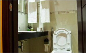 Dusche, kostenlose Toilettenartikel, Bademäntel