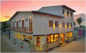 ด้านหน้าที่พัก - ตอนเย็น/กลางคืน