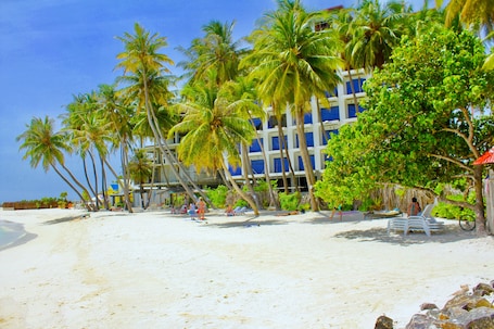 Ubicación cercana a la playa, arena blanca y sombrillas. WhiteShell Island Hotel & Spa