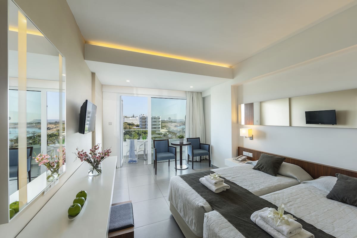 Camera Superior con letto matrimoniale o 2 letti singoli, vista mare parziale | 1 camera, biancheria da letto ipoallergenica, cassaforte in camera