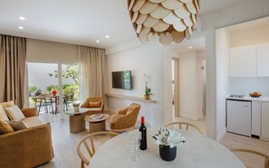 Family Apartment, 1 Bedroom (Located 70m away from the main hotel building, in an annex complex) | 防敏寢具、房內夾萬、書桌、隔音