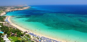 En la playa, toallas de playa, vóleibol de playa