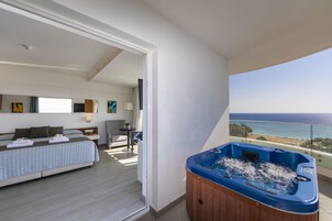 Executive Room, Sea View (Outdoor Tub) | Hypo-allergenic bedding, in-room safe, desk, soundproofing