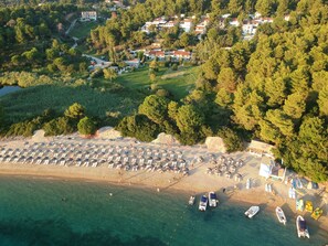 Sulla spiaggia, sabbia bianca, lettini da mare, ombrelloni