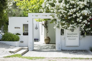 Um edifício branco com uma placa que diz 
