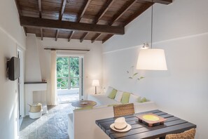 Suite – deluxe, sjøutsikt | Oppholdsområde | LED-TV