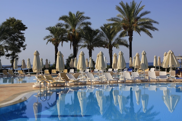 2 piscinas al aire libre, sombrillas, sillones reclinables de piscina