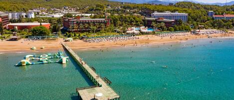 Yksityinen ranta, aurinkotuoleja, aurinkovarjoja, rantapyyhkeitä