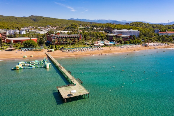 Privatstrand, Liegestühle, Sonnenschirme, Strandtücher