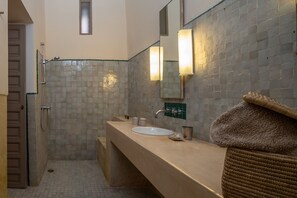 Suite Deluxe, 1 cama doble, vistas al patio | Baño | Ducha, artículos de higiene personal de diseño y secador de pelo