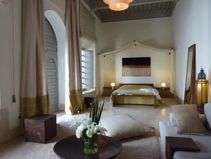 ตู้นิรภัยในห้องพัก, โต๊ะทำงาน, เตารีด/โต๊ะรีดผ้า