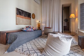 ห้องดีลักซ์สวีท, เตียงใหญ่ 1 เตียง, วิวสวนหย่อม | บริเวณนั่งเล่น