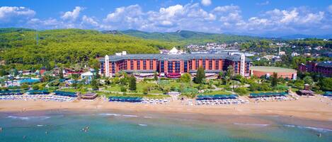Plage privée, chaises longues, parasols, serviettes de plage