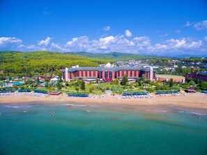 Private beach, sun loungers, beach umbrellas, beach towels - AQI Pegasos Resort (Alanya)