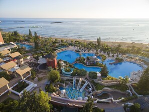 Un complexe hôtelier doté de plusieurs piscines, d’un toboggan aquatique et d’une plage.