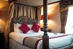 Red Lion Four Poster