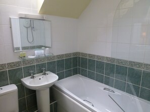 Red Lion Family x 3 | Bathroom | Combined shower/tub, free toiletries, towels - The Atherstone Red Lion Hotel (Atherstone)