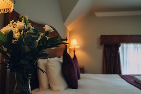 Red Lion Double Room | Desk, iron/ironing board, bed sheets