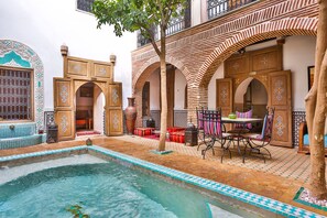 Chambre Double, 1 très grand lit, vue piscine (Ilias) | Vue de la chambre