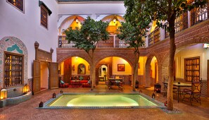 Outdoor pool, pool umbrellas, pool loungers - Riad Fleur d'Orient (Marrakech)