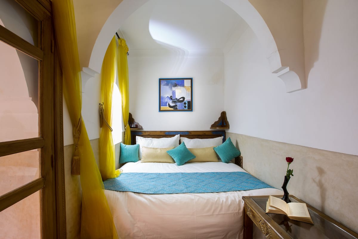Habitación básica doble, 1 cama de matrimonio grande, vistas a la piscina (Ilias) | 1 dormitorio, colchones Select Comfort, minibar y caja fuerte