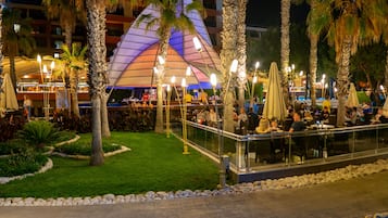 2 bares, bar junto a la piscina y bar en la playa