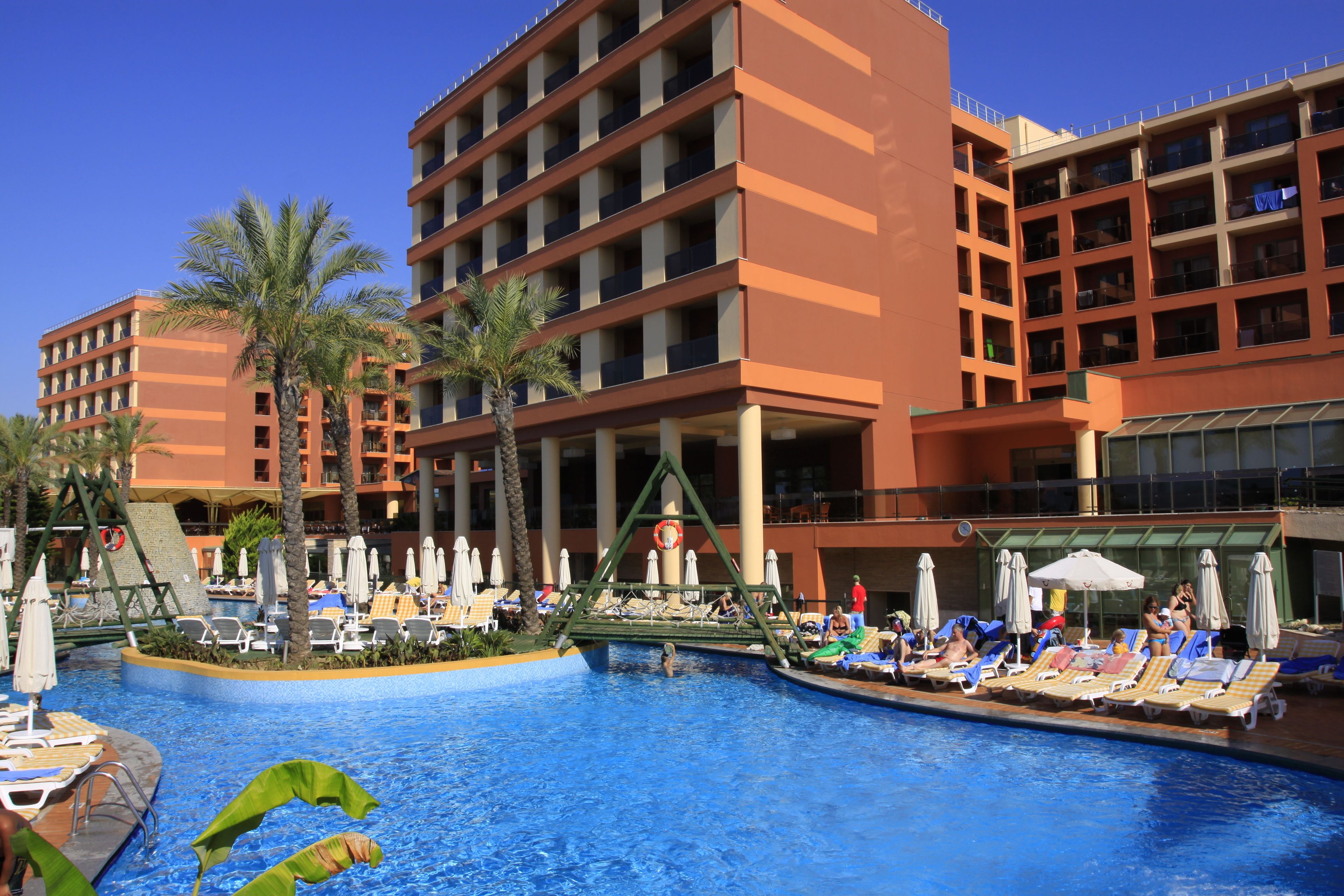 Una piscina techada, 2 piscinas al aire libre, sombrillas