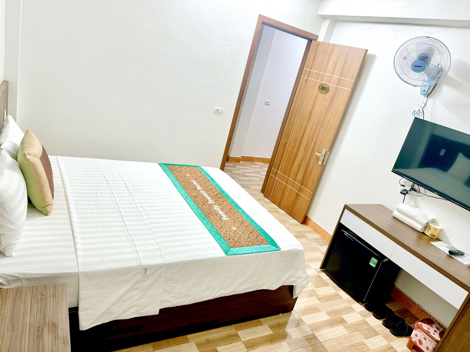 Literie de qualité supérieure, matelas mémoire de forme, minibar