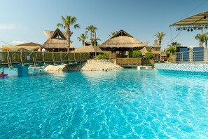 Innenpool, Außenpool, Sonnenschirme, Liegestühle