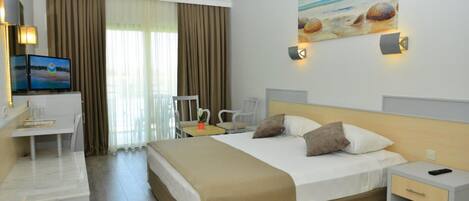 Una habitación de hotel con cama, mesita de noche, escritorio y silla.