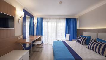 1 dormitorio, minibar, caja fuerte y escritorio