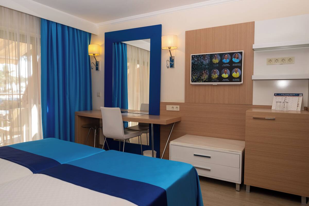 Minibar, brankas, meja kerja, dan tempat tidur bayi gratis