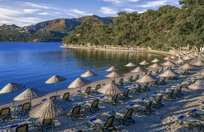 Private beach, sun loungers, beach umbrellas, beach volleyball - Marmaris Bay Resort - Adults Only (Marmaris)